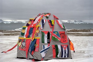 Photo d'une tente recouverte de drapeaux