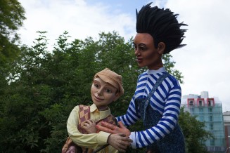 Les marionnettes géantes Anouk et Mao