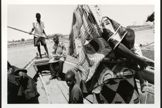 Photographie de Patrick Zachmann sur la traversée en famille du fleuve Sénégal