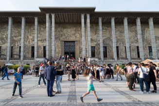 Photo de l'extérieur du Palais avec des visiteurs