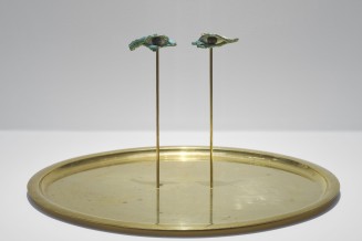 Paire d’yeux de sarcophage en bronze et albâtre, plateau en laiton, bronze patiné