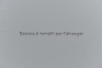 Latifa Echakhch, Hospitalité, 2006, inscription en creux dans le mur, édition 3/3. Collection du Musée national de l'histoire de l'immigration. 2012.34.1