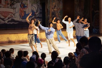Danseurs du spectacle "L'ivresse des lucioles" durant le grand week-end de l'été au Palais