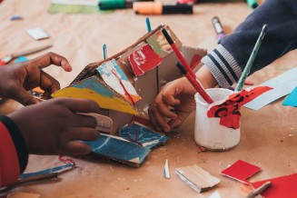 Gros plan sur des mains d'enfants