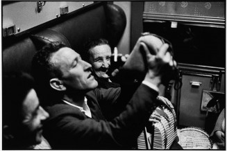 Flot d’immigrés qui arrivent du Portugal, transit à Hendaye, dans le train, 1965 © Gérald Bloncourt, Musée national de l’histoire et des cultures de l’immigration, CNHI.