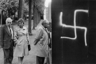 Patrick Zachmann. Anti-Semitic inscriptions in the Jewish section of the Bagneux cemetery, Ile de France. April 1981 © Musée national de l’histoire et des cultures de l’immigration