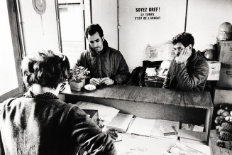 Fos‐sur‐Mer, dans une agence de travail temporaire, allée des Pins, 19/03/1973 © Photo : Jacques Windenberger. Musée national de l’histoire et des cultures de l’immigration