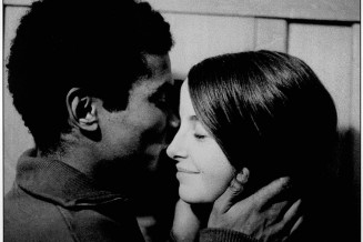 Gérald Bloncourt, Les amoureux en noir et blanc. Jeune martiniquais et sa fiancée suisse. Sarcelles, 1965 © Musée national de l’histoire et des cultures de l’immigration