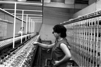 Ouvrière à l'usine © Gérald Bloncourt