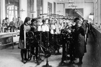 Atelier de couture à l’orphelinat Kébélian, Beyrouth, 1929. © Photo Abel, Coll. Bnu