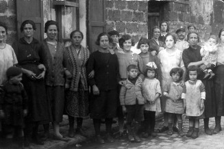 Passage Boise, La Plaine Saint-Denis, circa 1926. Itinerant photographer © Collection Natacha Lillo