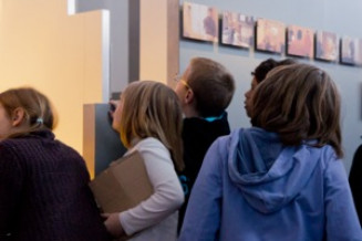 Groupe d'enfants dans l'exposition Repères