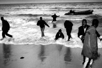 Go No Go, The Borders of Europe 1998-2002. Punta Paloma, Spain 2001. Immigrants unloaded by Moroccan traffickers on the beach. © Ad Van Denderen / Agence Vu'