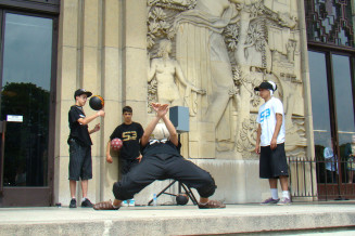 Foot free style. Photo : Lucile Humbert © Cité nationale de l'histoire de l'immigration