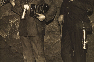 François Kollar (à gauche), lors de son reportage en Lorraine, accompagné d’un contremaître. Tous deux portent la tenue des fonceurs de puits de mine. © François Kollar / Bibliothèque Forney – Ville de Paris
