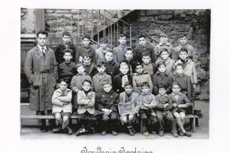 Abdelkader Zennaf à l'école primaire de l'Observatoire, Saint-Chamond-sur-Loire, 1957. Abdelkader Zennaf est au deuxième rang en partant du haut, le deuxième élève à la droite de l'instituteur. © Collection particulière
