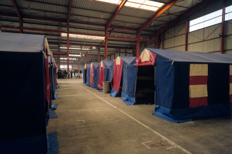 Jacqueline Salmon, Le Hangar, Sangatte, mai 2001 © Musée national de l'histoire et des cultures de l'immigration