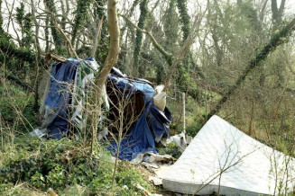 Abri #5, série Calais (2006-2008). Bruno Serralongue