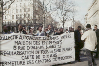 Bruno Serralongue, Manifestations du collectif de sans-papiers de la Maison des Ensembles, 2001-2003 © Musée national de l'histoire et des cultures de l'immigration