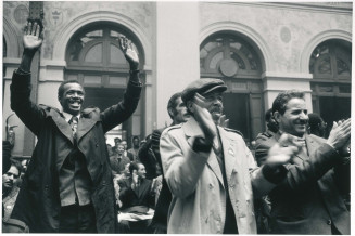Meeting des nettoyeurs du métro à la Bourse du Travail à Paris, après l’issue victorieuse de leur grève, 15 avril 1980 © Jean Pottier / Musée national de l’histoire et des cultures de l’immigration