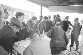 Bidonville de Champigny, en quasi-totalité peuplé d’immigrés portugais. Permanence de syndicalistes de la CGT pour aider les arrivants à faire valoir leurs droits, 1964