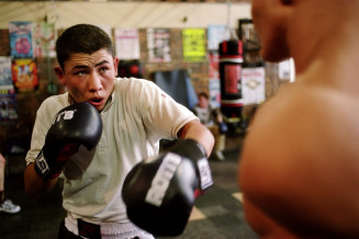 Entraînement de boxe entre un jeune Afghan ayant fui les Talibans et un jeune Tchétchène hébergés dans un centre pour jeunes demandeurs d’asile, Boissy-Saint-Léger, 2006 © Laurent Weyl/Musée national de l’histoire et des cultures de l’immigration, CNHI