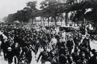 Les tirailleurs sénégalais défilent dans Paris en 1913. © Eric Deroo