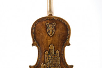Violon comportant une sculpture de château des Carpates © Musée national de l'histoire et des cultures de l'immigration