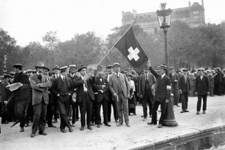 Guerre de 1914-1918. Volontaires suisses à Paris. Août 1914. © Maurice-Louis Branger / Roger-Viollet