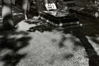 Patrick Zachmann. Inscriptions antisémites dans le carré juif du cimetière de Bagneux, Ile de France. Avril 1981