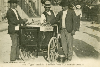 Carte postale montrant un limonadier ambulant