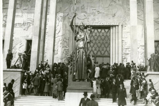 Statue de Léon Drivier sur les marches du musée permanent des Colonies lors de l’inauguration de l’Exposition coloniale, 1931