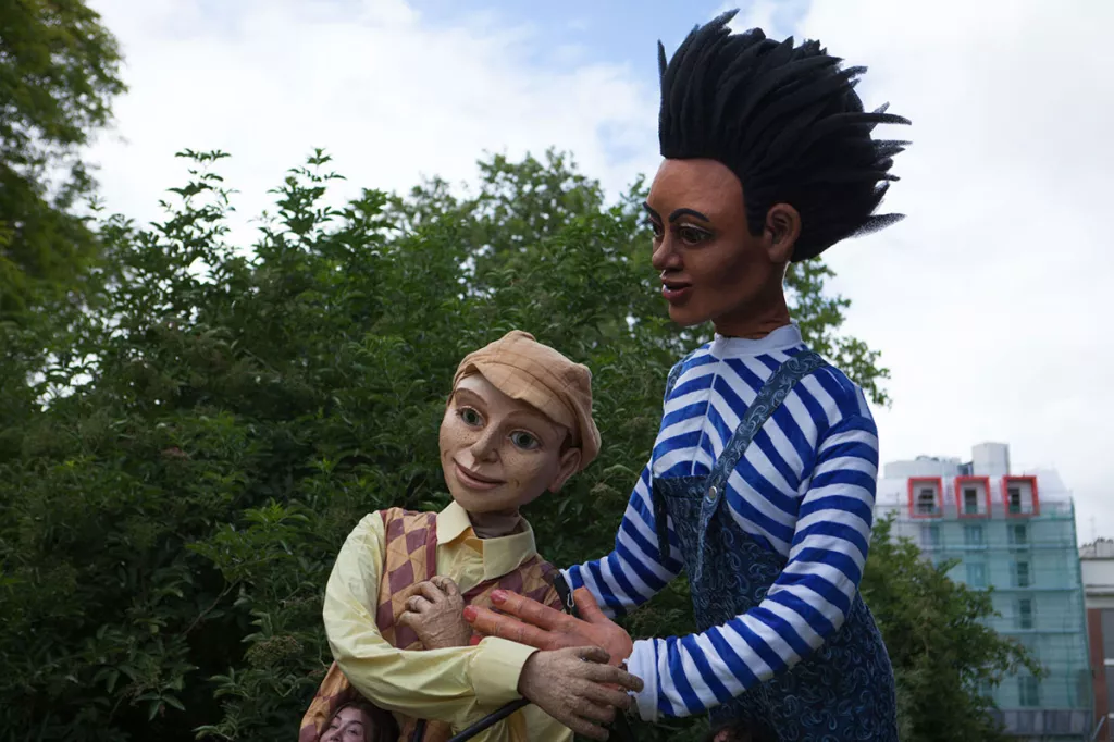 Les marionnettes géantes Anouk et Mao