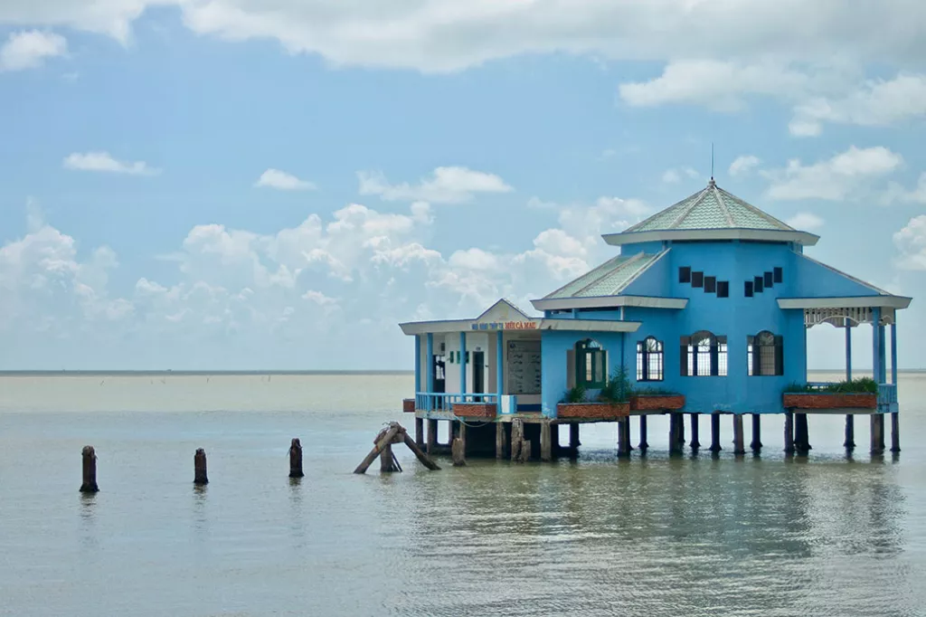 Bâtisse d'un restaurant abandonné situé à la pointe sud du delta du Mékong au Vietnam, une localité dénommée Mui Ca Mau, le 12 octobre 2019. 