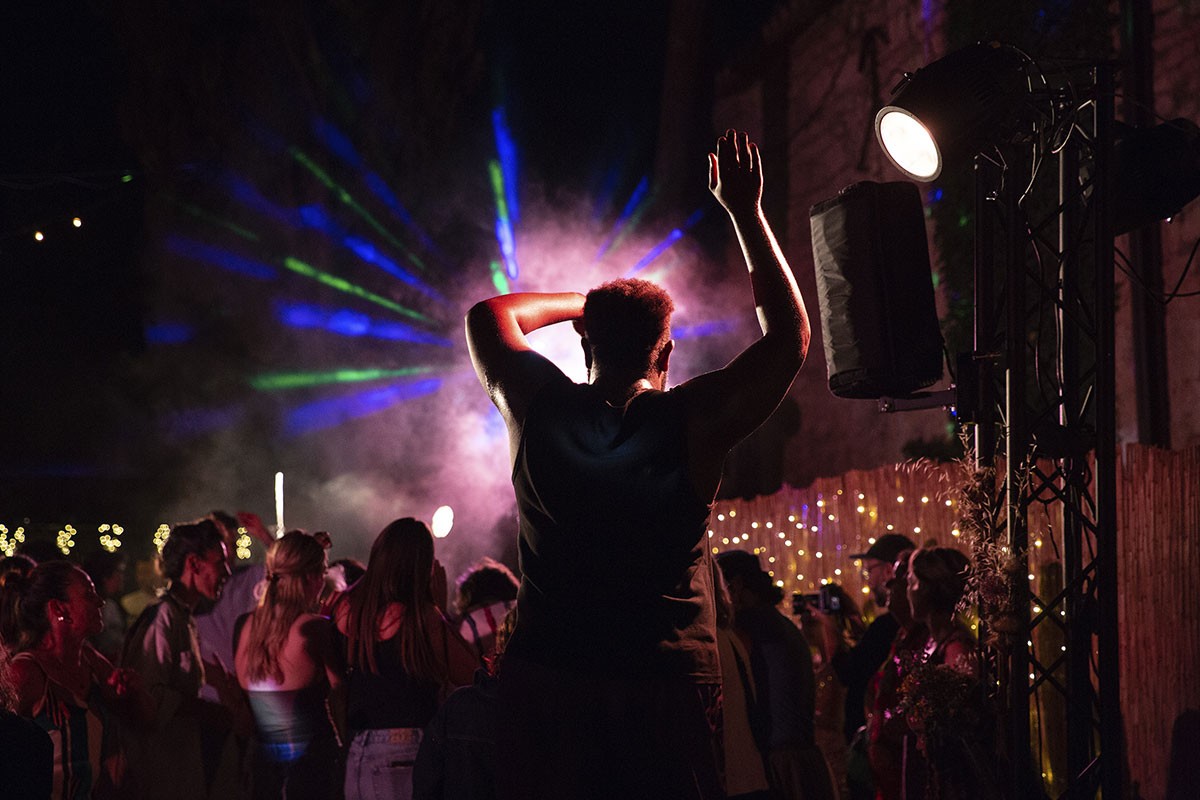 Balatata - photographie d'un bal et d'un dj