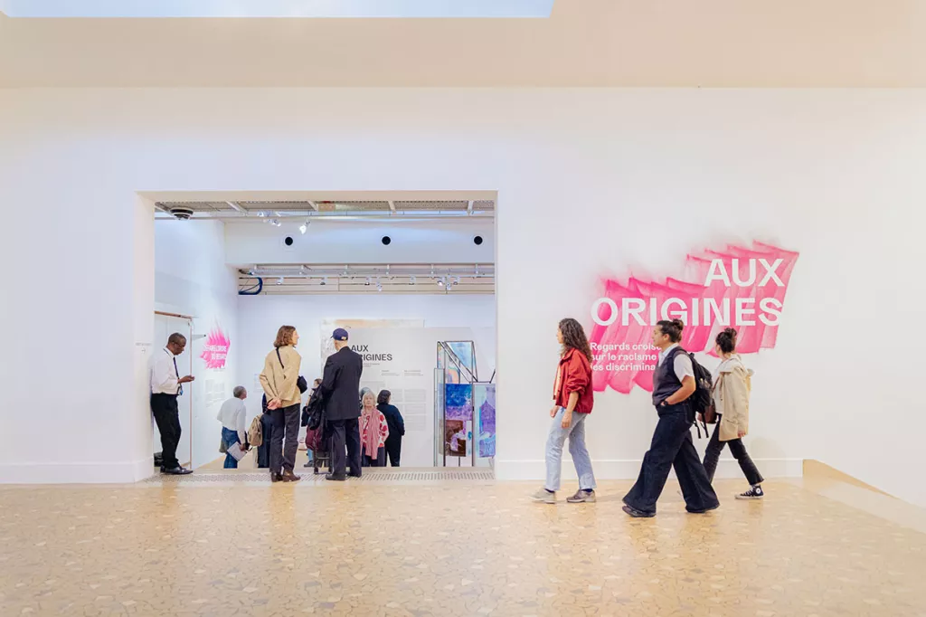 Photographie de l'entrée de l'exposition "Aux origines"