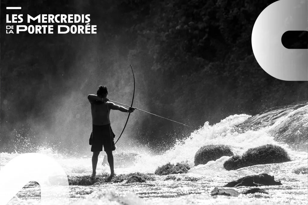 Amérindien Wayana en train de pêcher 