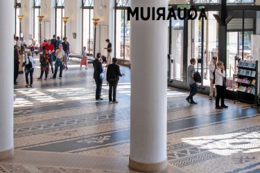 Public dans le hall du Palais
