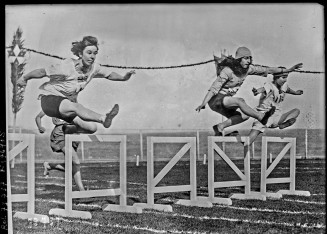 Deuxième édition des Olympiades féminines organisée par Alice Millat à Monaco (1922) – épreuve du 74m haies. 