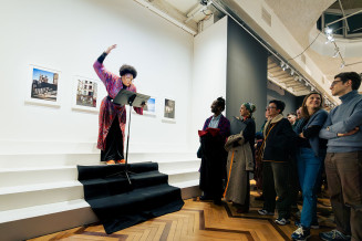 Performance de For Happy People and Co dans l'exposition Chaque vie est une histoire