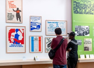 Public dans l'exposition permanente