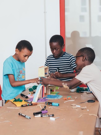 Enfants pendant un atelier créatif