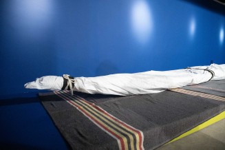 Photographie du kayak inuit emballé, prêté par le musée du quai Branly