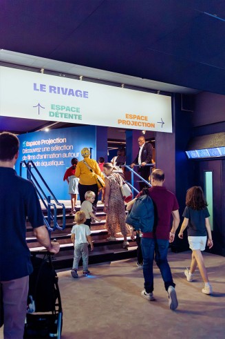 Public qui rentre dans l'espace Rivage