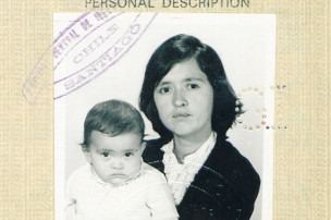 Page de passeport avec le portrait de Cristina Diaz Vergara et de sa fille