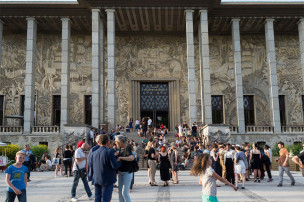 Public devant le palais