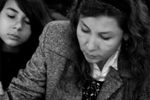 Liliana Arenas Higuita signant son certificat de parrainage républicain
