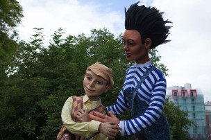 Les marionnettes géantes Anouk et Mao