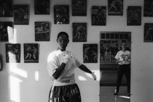 Photographie d'une salle de boxe avec deux femmes