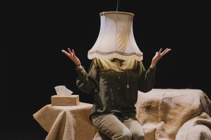 Image du spectacle "Sans faire de bruit" une personne qui a la tête dans un abat jour